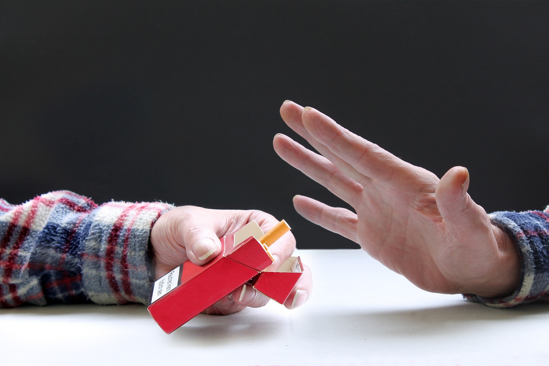 cigarettes-3564364_1920 someone saying no when offered a cigarette